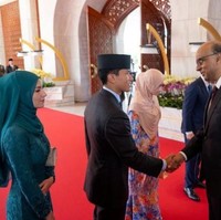 Anisha yang resmi dinikahi Pangeran pada 11 Januari 2024 muncul dalam balutan dress panjang berwarna teal yang dihiasi aksen brokat sepanjang bagian torso. (Foto: Pelita Brunei)