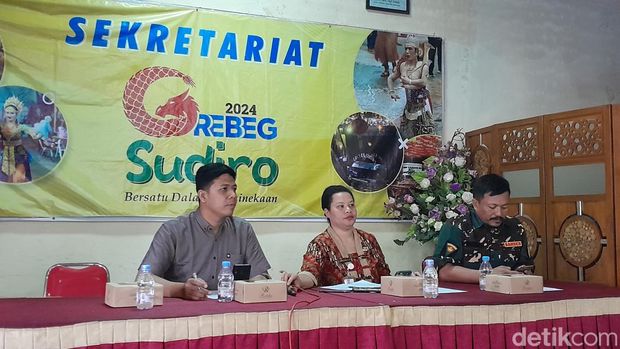 Humas Grebeg Sudiro, Arga Dwi Setiyawan (kiri), Lurah Sudiroprajan, Asthywiana Swastiyani Leo (tengah), ketua 3 Grebeg Sudiro, Yanuar Sri Haryanto (kanan) di Kantor Kelurahan Grebeg Sudiro, Jumat (26/1/2024).
