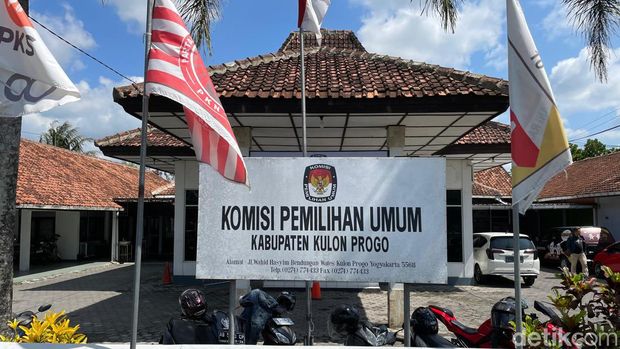 Pertemuan Paguyuban Dukuh Kulon Progo dengan KPU Kulon Progo di Kantor KPU Kulon Progo, Bendungan, Wates, Kulon Progo, Jumat (26/1).