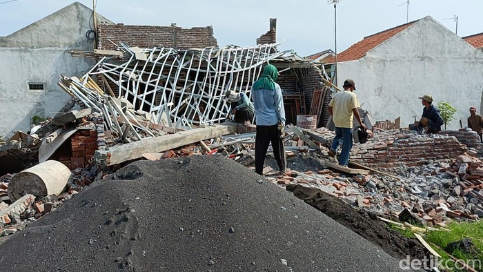pembangunan rumah di Kelurahan Triwung Kidul, Kecamatan Kademangan, Kota Probolinggo, ambruk timpa pekerja