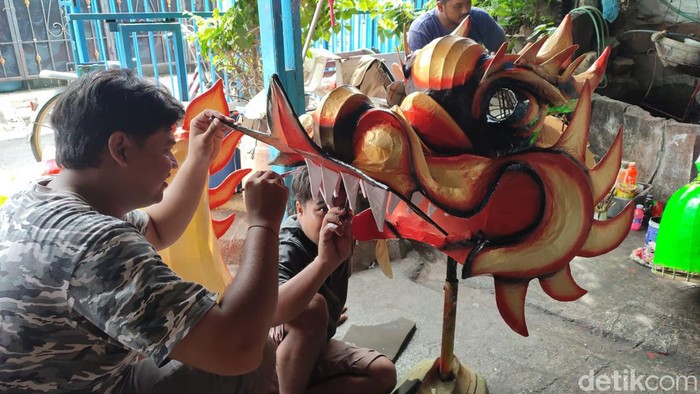 Pembuatan barongsai untuk hari raya Imlek, Jumat (26/1/2024).
