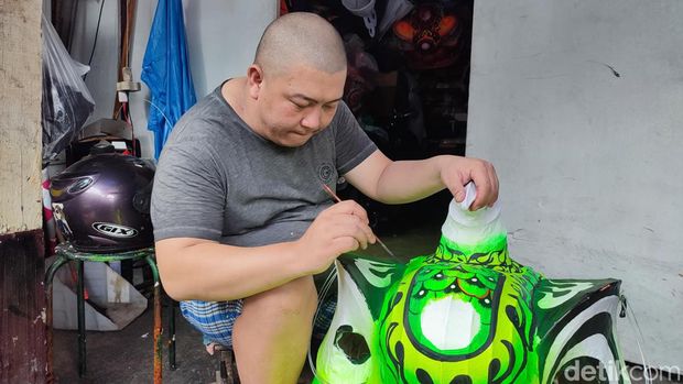 Pembuatan barongsai untuk hari raya Imlek, Jumat (26/1/2024).