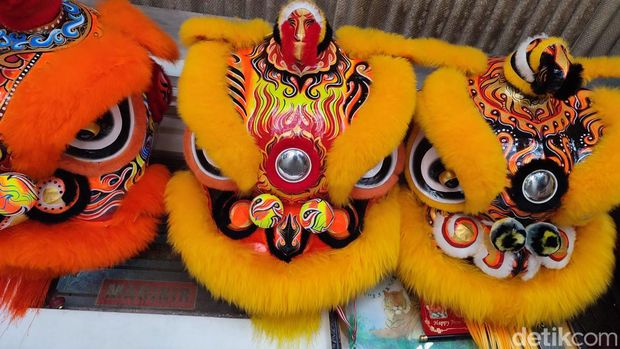 Pembuatan barongsai untuk hari raya Imlek, Jumat (26/1/2024).