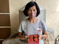 Pedagang Kue Keranjang di Surabaya Banjir Pesanan Jelang Imlek