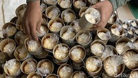 Pekerja sedang menyelesaikan proses pembuatan kue keranjang di Surabaya. 