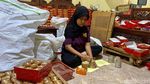 Pedagang Kue Keranjang di Surabaya Banjir Pesanan Jelang Imlek