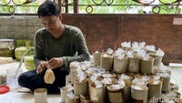 Menjelang Imlek tahun ini, pedagang kue keranjang asal Surabaya itu menerima pesanan sebanyak 7 ribu dus berbagai ukuran. Dan dijual mulai harga Rp 30 ribu.