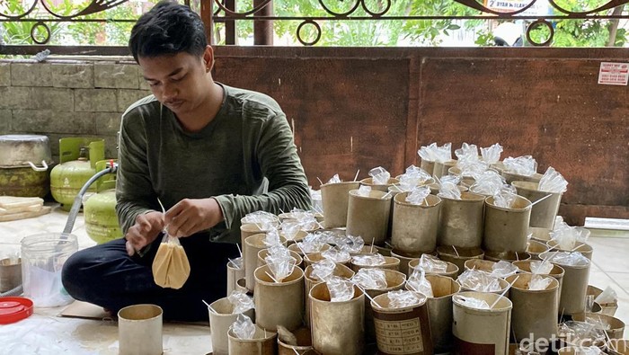 Pembuatan Kue Keranjang di Surabaya Jelang Imlek Jelang imlek, pedagang kue keranjang di Jalan Kalidami IX Nomor 9, Mojo, Kecamatan Gubeng, Kota Surabaya panen cuan.