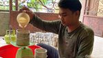 Pedagang Kue Keranjang di Surabaya Banjir Pesanan Jelang Imlek