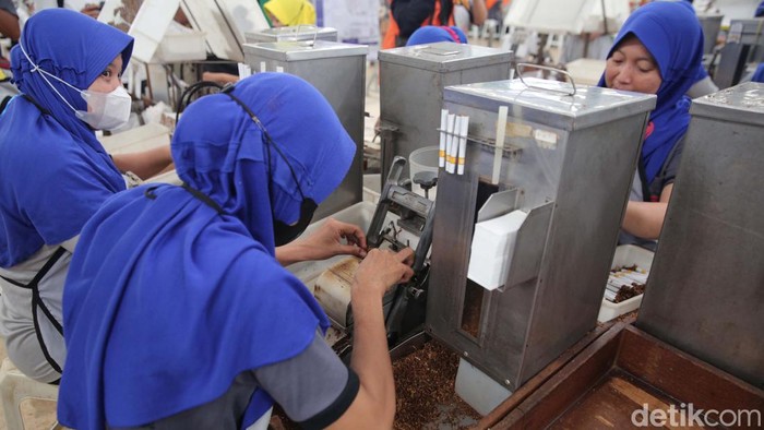 Kemenkeu menargetkan pendapatan negara dari cukai hasil tembakau (CHT) atau cukai rokok sebesar Rp 230,4 triliun. Salah satunya dengan menaikan tarif cukai rokok.