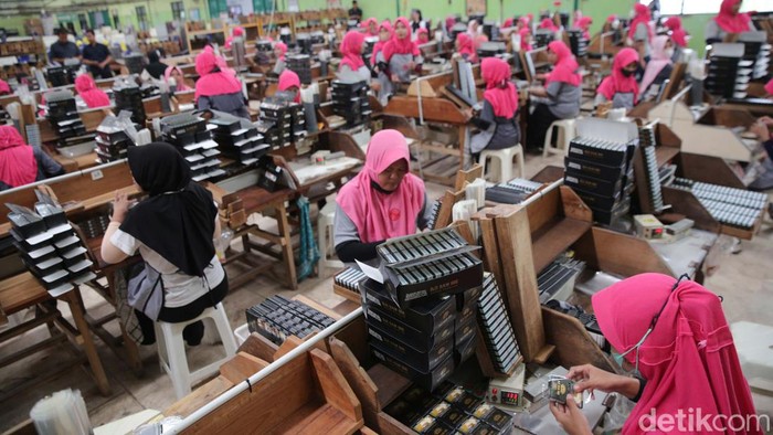Pemerintah Bidik Rp 230,4 T dari Cukai Rokok Kemenkeu menargetkan pendapatan negara dari cukai hasil tembakau (CHT) atau cukai rokok sebesar Rp 230,4 triliun. Salah satunya dengan menaikan tarif cukai rokok.