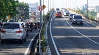 Anggota Satlantas Polrestabes Surabaya  berjaga diatas Jembatan Mayangkara sebagai antisipasi motor yang menerobos.