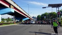 Polisi lalu lintas juga memastikan jalur dibawah Jembatan Mayangkara juga tertib dan lancar.