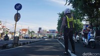 Polisi sedang mengimbau pemotor agar tidak melintas di Jembatan Mayangkara sisi utara, sebelum tenggang waktu yang ditetapkan pada pukul 16.00 WIB- 19.00 WIB.