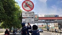 Petugas dari Dinas Perhubungan Kota Surabaya memasang rambu tambahan untuk mempertegas kendaraan yang boleh melintas.