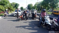 Petugas melakukan penindakan disekitar turunan Jembatan Mayangkara, terhadap pemotor yang ngeyel melintas.  Mereka langsung dikenakan sanksi tilang.
