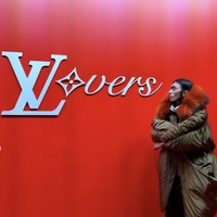 Raihan mengawali kariernya sebagai model di Tanah Air sekitar beberapa tahun terakhir di bawah naungan agensi Who Knows Model. Tampil untuk buku katalog Yves Saint Laurent tiga tahun lalu menjadi debut Finalis JFW Icons 2021 ini di panggung internasional. (Foto: Instagram/@raihanfahrizal__)