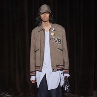 Setelah Louis Vuitton, Raihan kembali eksis di Paris Fashion Week lewat penampilannya untuk Wales Bonner, desainer Inggris yang tengah naik daun. (Foto: Instagram/@raihanfahrizal__)