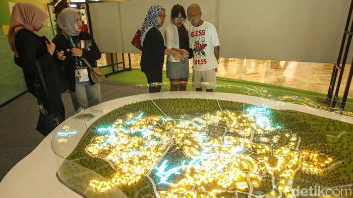 Pengunjung melihat maket Ibu Kota Nusantara (IKN) di Kota Kasablanka, Jakarta, Jumat (26/1/2024).