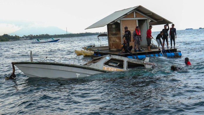 Penenggelaman kapal Angkatan Laut untuk mendukung konservasi Prajurit TNI AL bersama nelayan melakukan proses penenggelaman Kapal Patroli keamanan Laut (Patkamla) Mustaka I-5-26 di Pantai Bangsring, Banyuwangi, Jawa Timur, Kamis (25/1/2024). Tiga kapal yakni KAL Tabuhan, Patkamla Baluran dan Patkamla Mustaka yang usianya sudah tua dan tidak efektif lagi untuk melaksanakan tugas operasi pengamanan, ditenggelamkan oleh Pangkalan TNI Angkatan Laut (Lanal) Banyuwangi di kawasan Pantai Bangsring sebagai upaya mendukung konservasi yang dijadikan rumah bagi biota laut. ANTARA FOTO/Budi Candra Setya/rwa.
