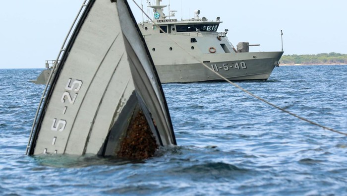 Penenggelaman kapal Angkatan Laut untuk mendukung konservasi Prajurit TNI AL bersama nelayan melakukan proses penenggelaman Kapal Patroli keamanan Laut (Patkamla) Mustaka I-5-26 di Pantai Bangsring, Banyuwangi, Jawa Timur, Kamis (25/1/2024). Tiga kapal yakni KAL Tabuhan, Patkamla Baluran dan Patkamla Mustaka yang usianya sudah tua dan tidak efektif lagi untuk melaksanakan tugas operasi pengamanan, ditenggelamkan oleh Pangkalan TNI Angkatan Laut (Lanal) Banyuwangi di kawasan Pantai Bangsring sebagai upaya mendukung konservasi yang dijadikan rumah bagi biota laut. ANTARA FOTO/Budi Candra Setya/rwa.