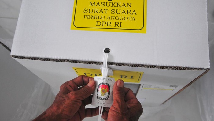Pekerja melakukan pengepakan logistik pemilu di gudang logistik pemilu Universitas Muhammadiyah Kudus, Jawa Tengah, Jumat (26/1/2024). Komisi Pemilihan Umum (KPU) setempat mulai melakukan pengepakan logistik pemilu per TPS dan selanjutnya didistribusikan ke 2.622 TPS (Tempat Pemungutan Suara) paling lambat H-1 diterima kelompok penyelenggara pemungutan suara (KPPS). ANTARA FOTO/Yusuf Nugroho/aww.