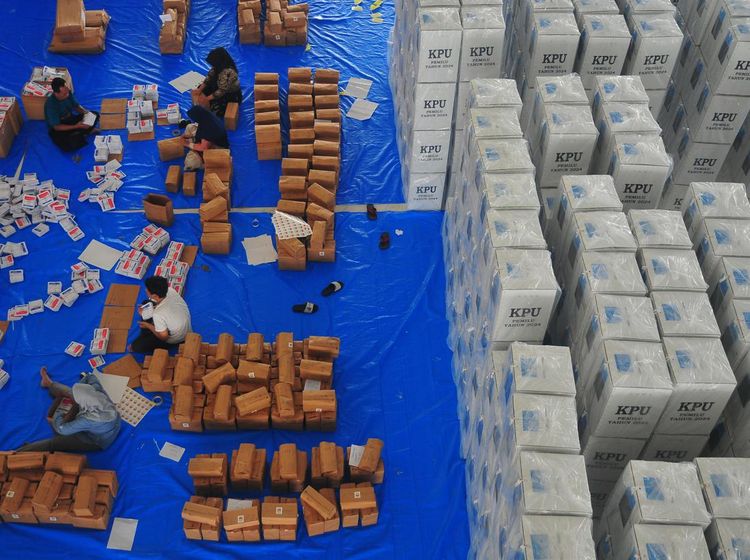 Kesibukan Pengemasan Logistik Pemilu di Kudus