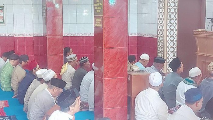 Pengurus Masjid Jami Al-Falah tetap menggelar salat Jumat berjemaah insiden karpet sajadah dibakar. Material yang terbakar telah diganti dengan yang baru. (ANTARA/Abdu Faisal)
