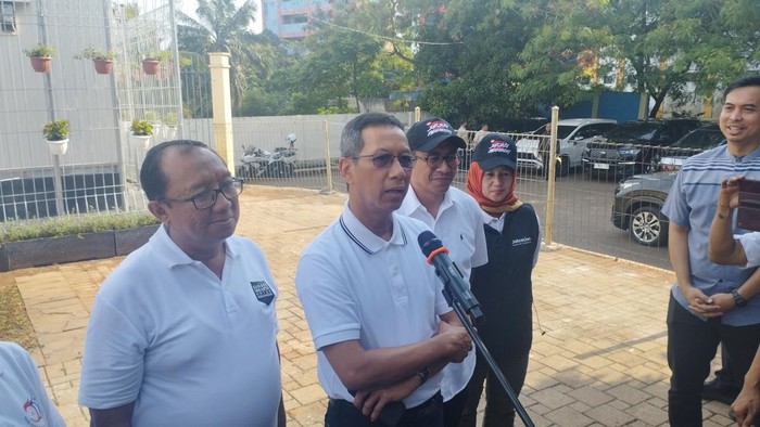 Penjabat (Pj) Gubernur DKI Jakarta Heru Budi Hartono melaksanakan pengecekan Stasiun Pemantauan Kualitas Udara di GOR Ciracas,  Jakarta Timur, Jumat (26/1/2024).