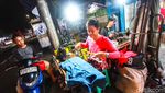 Penjahit Tengah Malam Pinggir Jalan Kemayoran