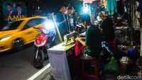Ada sekitar 20 lebih penjahit yang berjejer di sepanjang jalan Kemayoran Gempol ini. Meskipun berjejer disepanjang jalan yang ramai, para penjahit itu tak ada yang merasa bersaing satu sama lain.