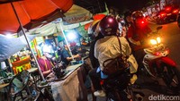 Rata-rata para penjahit tersebut, mulai buka pada pukul 15:00 WIB hingga pukul 23:59 WIB. Namun, tak semua buka dan tutupnya sama semua. Ada pula yg baru buka pukul 17:00 WIB hingga pukul 23:00 WIB malam saja, atau bahkan hanya sampai dengan pukul 22:00 WIB saja.