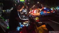 Para pelanggan kebanyakan memilih untuk menggunakan jasa para penjahit yang ada di pinggir jalan tersebut dengan alasan harga yang murah dan hasil yang sangat cepat.