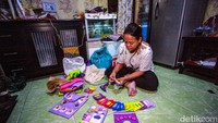 Atas kepiawaiannya dalam menjahit, Nisa (32) yang mengaku belum lama menjadi penjahit di kemayoran ini juga mencari peruntungan jadi pengrajin. Ia juga menjahit berbagai flanel untuk dijadikan aksesoris atau souvenir.