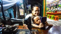Beginilah potret Nisa yang ditemani anaknya Salsa saat bekerja hingga larut malam.
