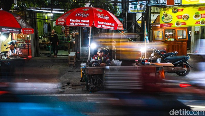 Tak seperti kebanyakan penjahit pada umumnya. Mereka menggelar jasanya di pinggir jalan hingga menjelang tengah malam.