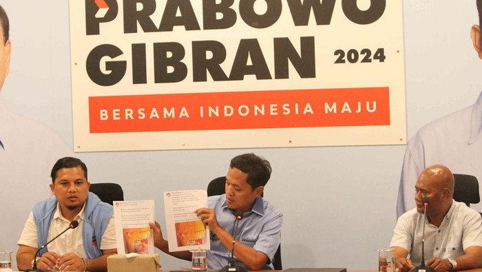 Wakil Ketua TKN Habiburokhman melakukan konferensi pers di Media Center Prabowo Gibran, Jakarta, Jumat (26/1/2024).