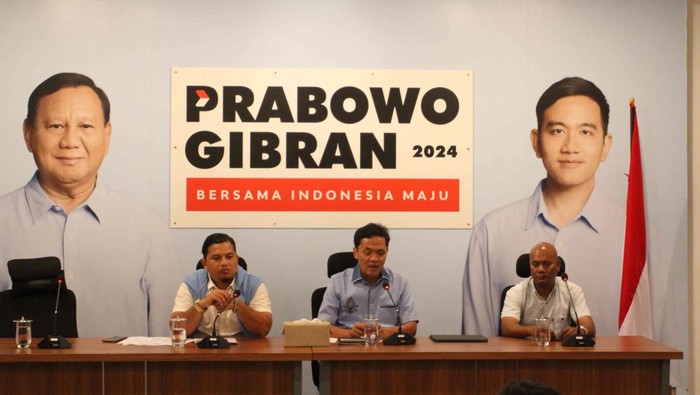 Wakil Ketua TKN Habiburokhman melakukan konferensi pers di Media Center Prabowo Gibran, Jakarta, Jumat (26/1/2024).