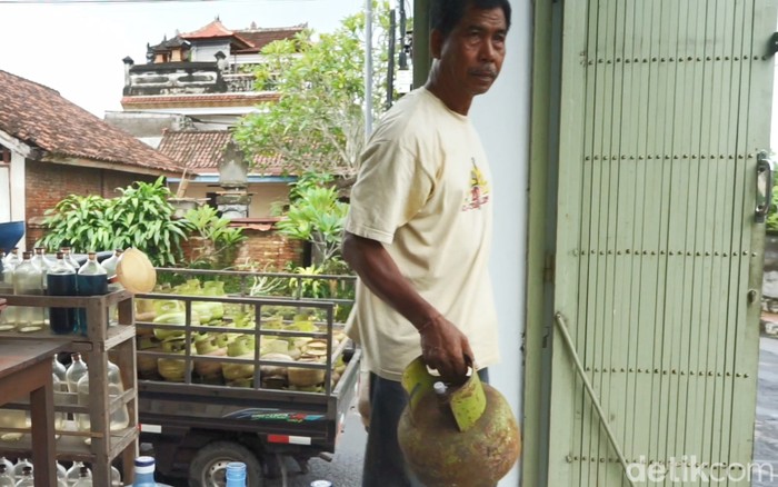 Penjualan gas LPG 3 kg di salah satu agen di Klungkung, Kamis (25/1/2025). (Putu Krista/detikBali)