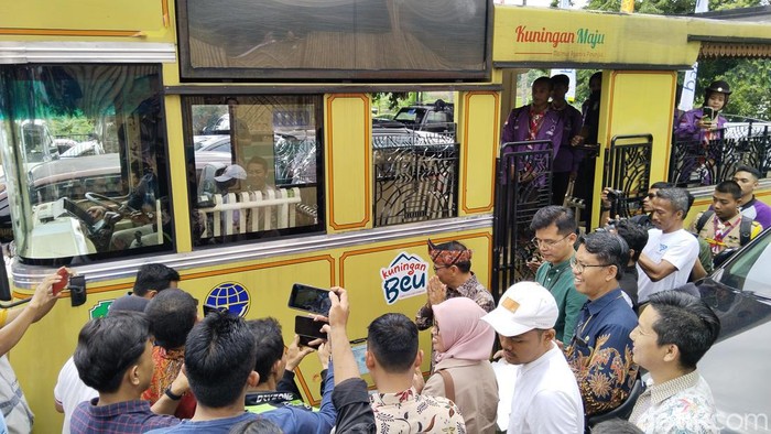 Pj Bupati Kuningan R Iip Hidajat menempelkan stiker tagline Kuningan Beu di bus Kamuning
