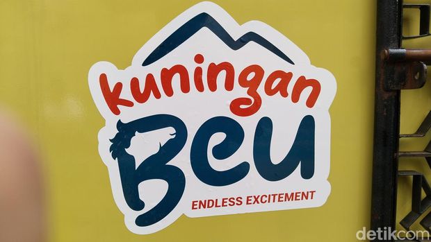 Pj Bupati Kuningan R Iip Hidajat menempelkan stiker tagline Kuningan Beu di bus Kamuning
