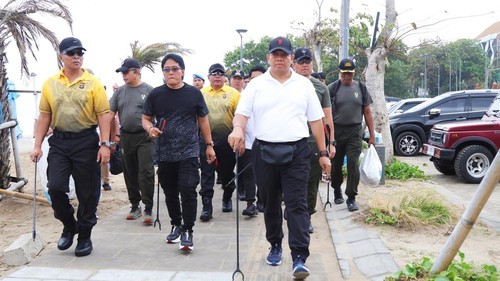 Pj Gubernur Bali Sang Made Mahendra Jaya dan Bupati Badung I Nyoman Giri Prasta mengunjungi Pantai Kuta dalam acara gerakan kebersihan lingkungan pantai, Jumat (26/1/2024).
