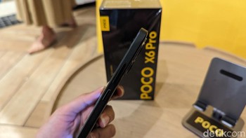 Bagian belakangnya dibuat lebih melekuk dibandingkan Poco X6 5G reguler. Foto: Virgina Maulita Putri/detikINET