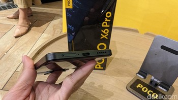 Di bagian bawah terdapat port USB-C, speaker, dan slot kartu SIM. Poco X6 Pro 5G tidak memiliki headphone jack seperti saudaranya.Foto: Virgina Maulita Putri/detikINET