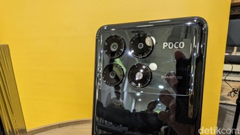 Bentuk modul kamera belakangnya sedikit berbeda dibandingkan Poco X6 5G versi reguler. Foto: Virgina Maulita Putri/detikINET