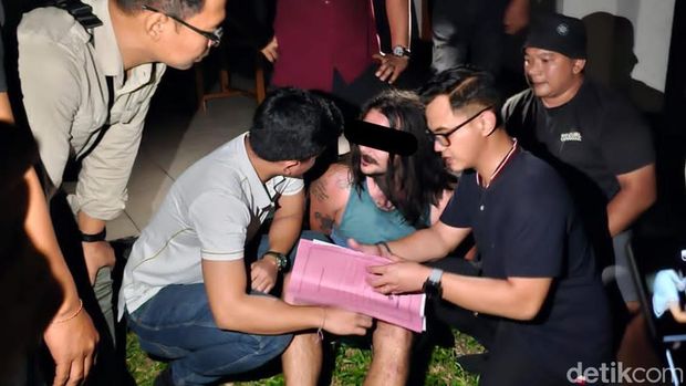 Polisi menangkap bule AS yang memukul sekuriti di Gianyar, Bali.