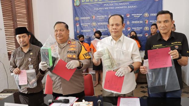 Polisi menangkap pasangan suami istri penipu di Palmerah, Jakarta Barat