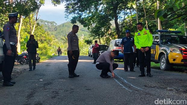 Polisi olah TKP kecelakaan truk terguling di Cipongkor Bandung Barat