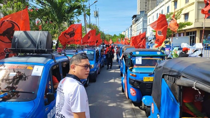 Politisi PDIP Sosialisasikan Ganjar-Mahfud di Gang Sempet Jakarta Politisi muda PDI Perjuangan, Brando Susanto memimpin kampanye Ganjar-Mahfud. Ia menyusuri gang-gang kecil di Jakarta Utara, Kamis (25/1).