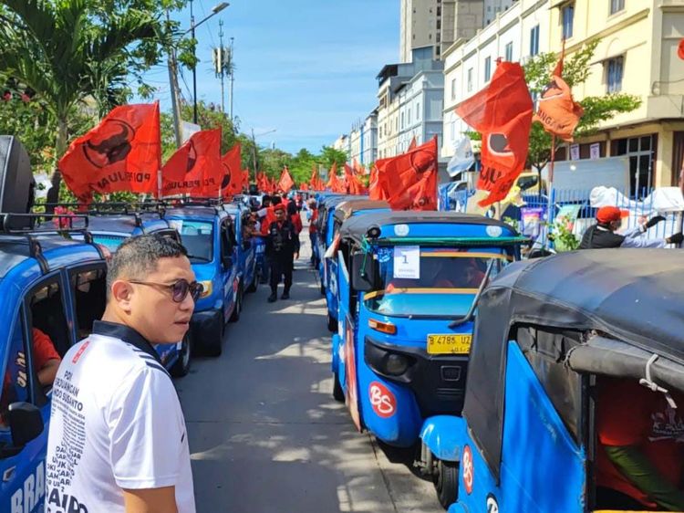 Politisi PDIP Sosialisasikan Ganjar-Mahfud di Gang Sempit Jakarta